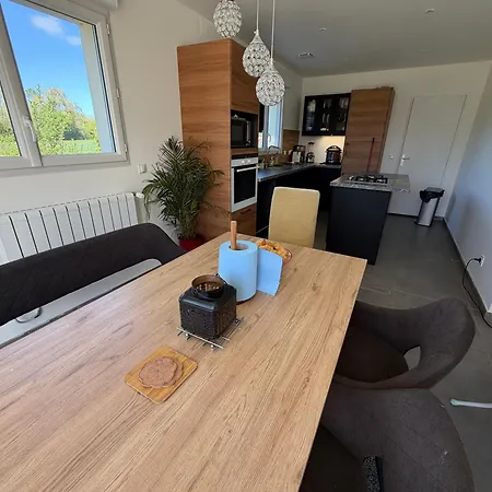 Feriehus Spacious 4-bedroom House Near Pegasus Bridge & Caen *